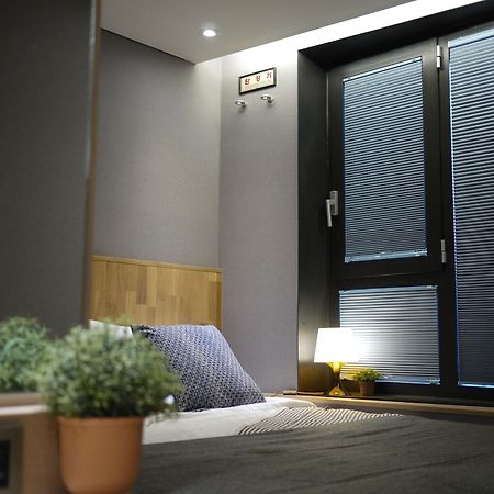 Hostel Cleo Seoul Hongdae Zewnętrze zdjęcie