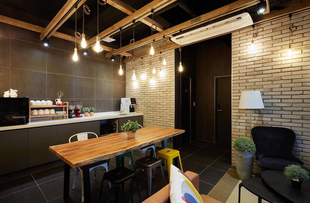 Hostel Cleo Seoul Hongdae Zewnętrze zdjęcie