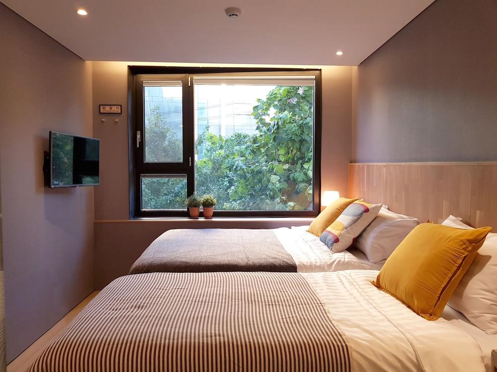 Hostel Cleo Seoul Hongdae Zewnętrze zdjęcie