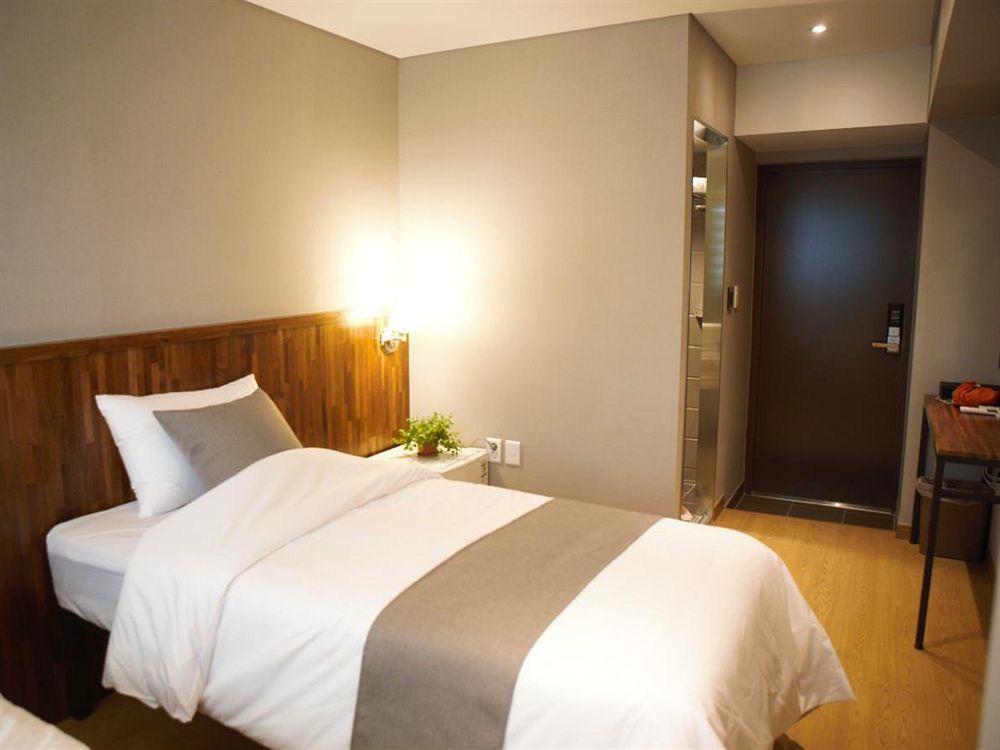 Hostel Cleo Seoul Hongdae Zewnętrze zdjęcie
