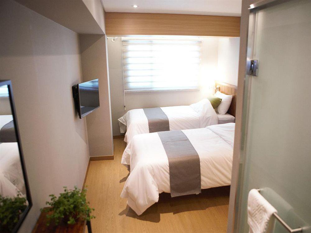 Hostel Cleo Seoul Hongdae Zewnętrze zdjęcie