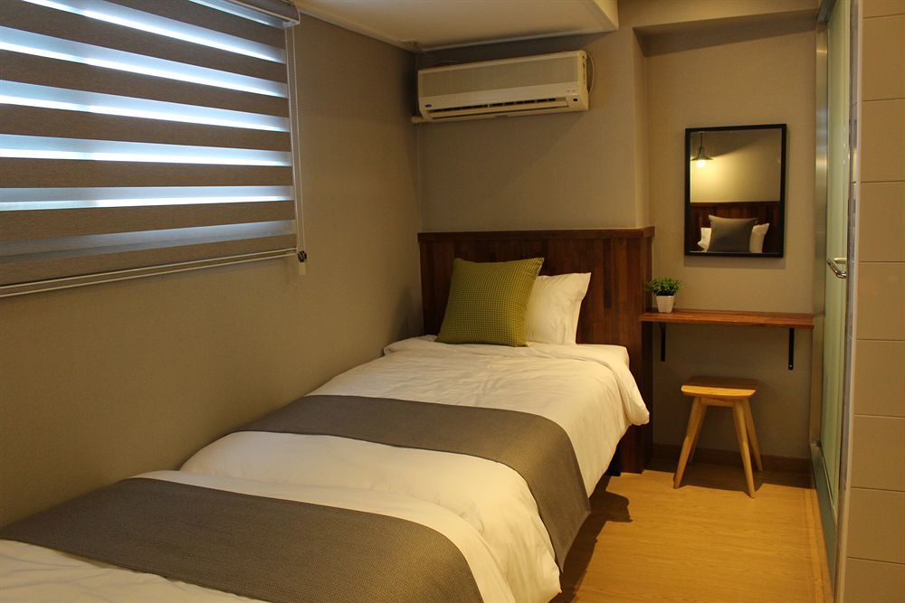 Hostel Cleo Seoul Hongdae Zewnętrze zdjęcie